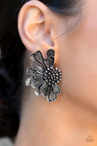 Farmstead Meadow - Paparazzi - Dtye Embellishing Boutique