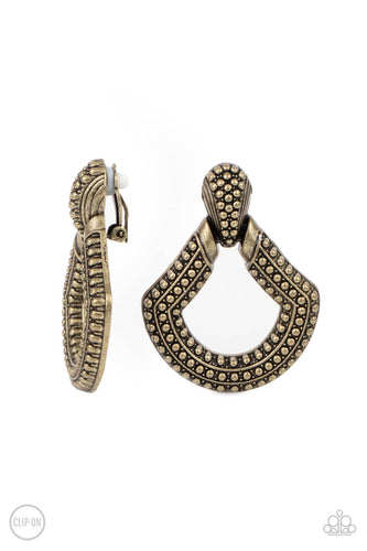 Better Buckle Up - Brass - Paparazzi - Dtye Embellishing Boutique